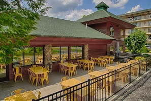 Free daily buffet breakfast  - Creekstone Inn (Pigeon Forge)