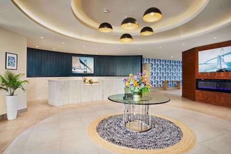 Lobby. Wyndham Newport Hotel