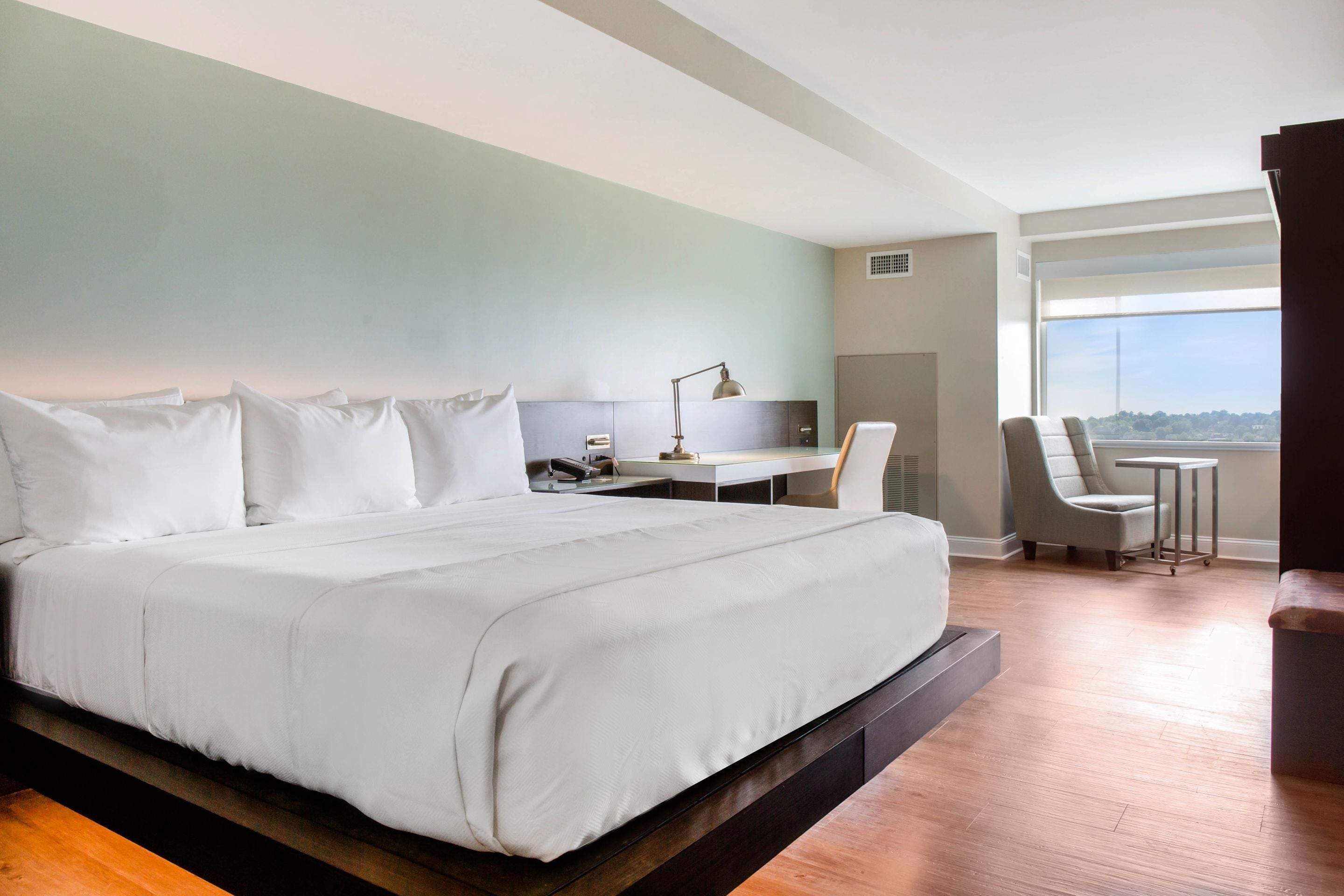 룸, 킹사이즈침대 1개, 장애인 지원, 금연 (Mobility) | 고급 침구, 필로우탑 침대, 책상, 암막 커튼