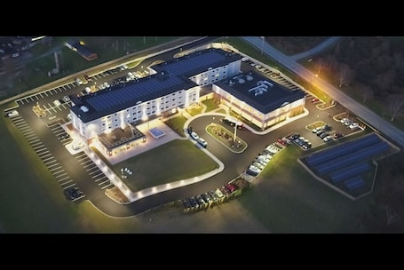 Exterior. Wyndham Newport Hotel