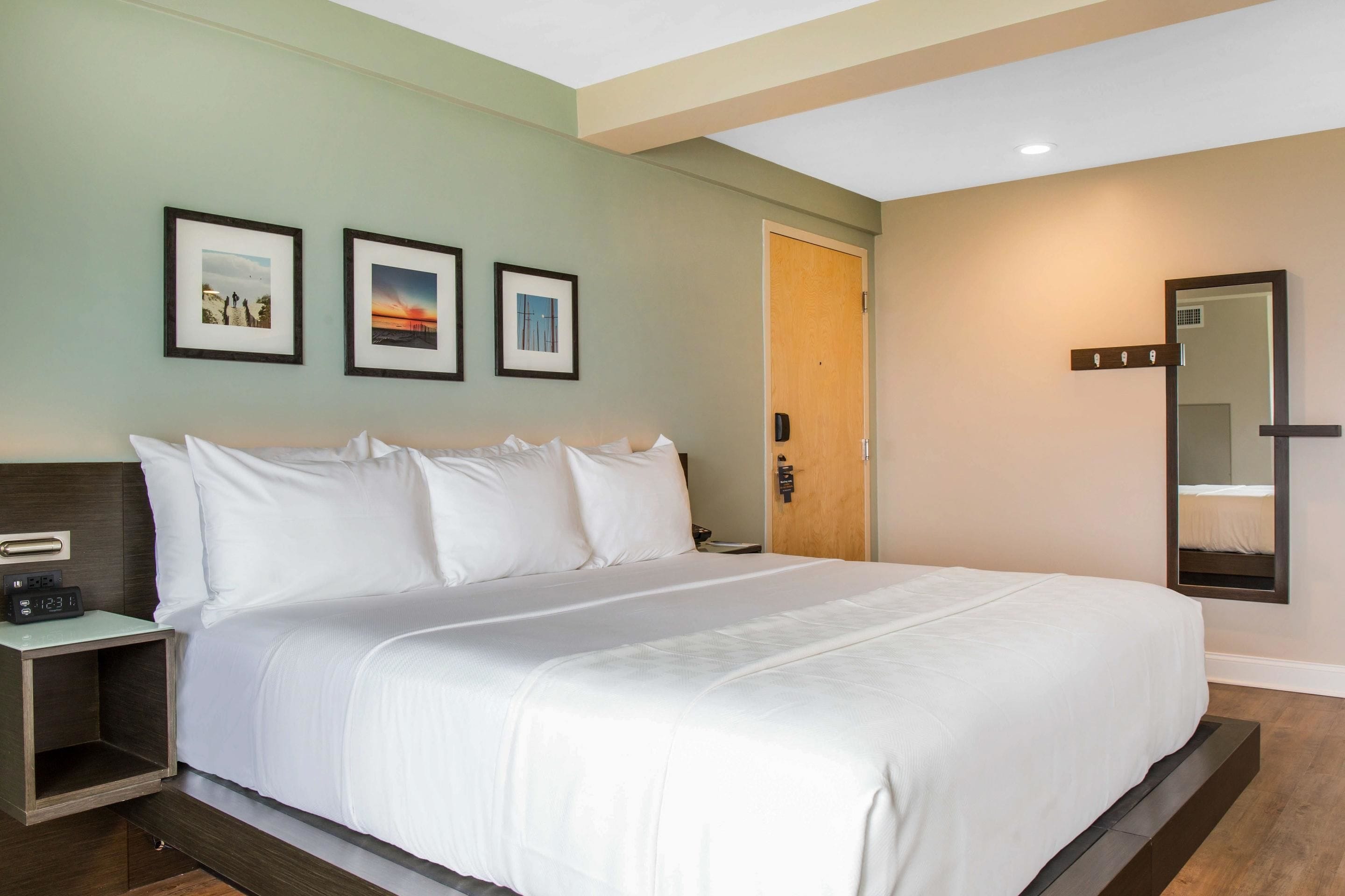 Una cama bien hecha con sábanas blancas en una habitación de hotel.