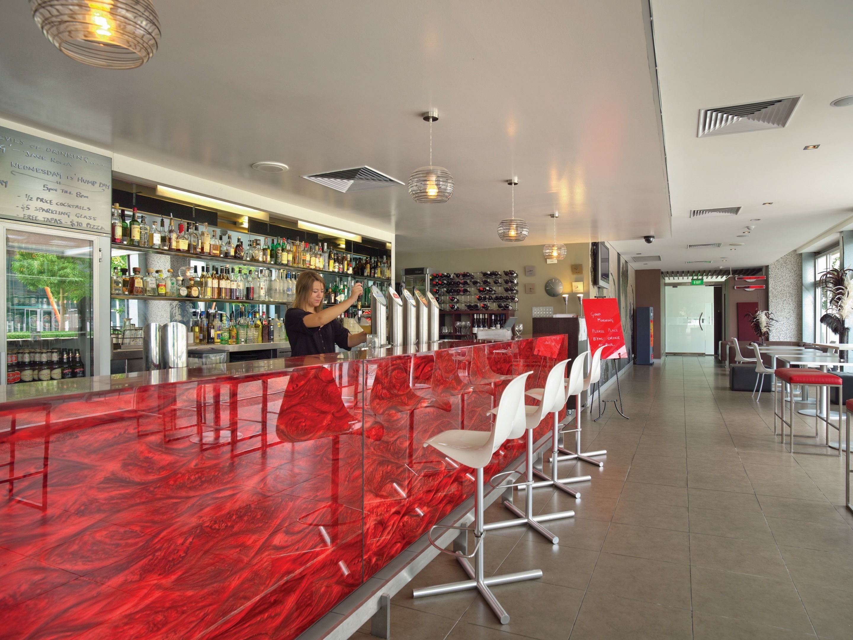 Se sirven desayunos, comidas y cenas con mesas al aire libre 