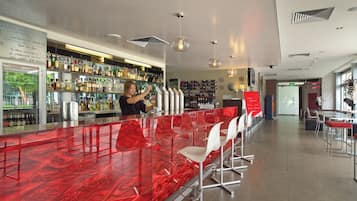 Se sirven desayunos, comidas y cenas con mesas al aire libre