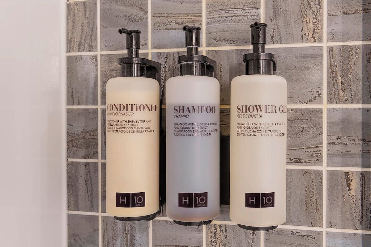 Designer-Toilettenartikel, Haartrockner, HandtĂŒcher