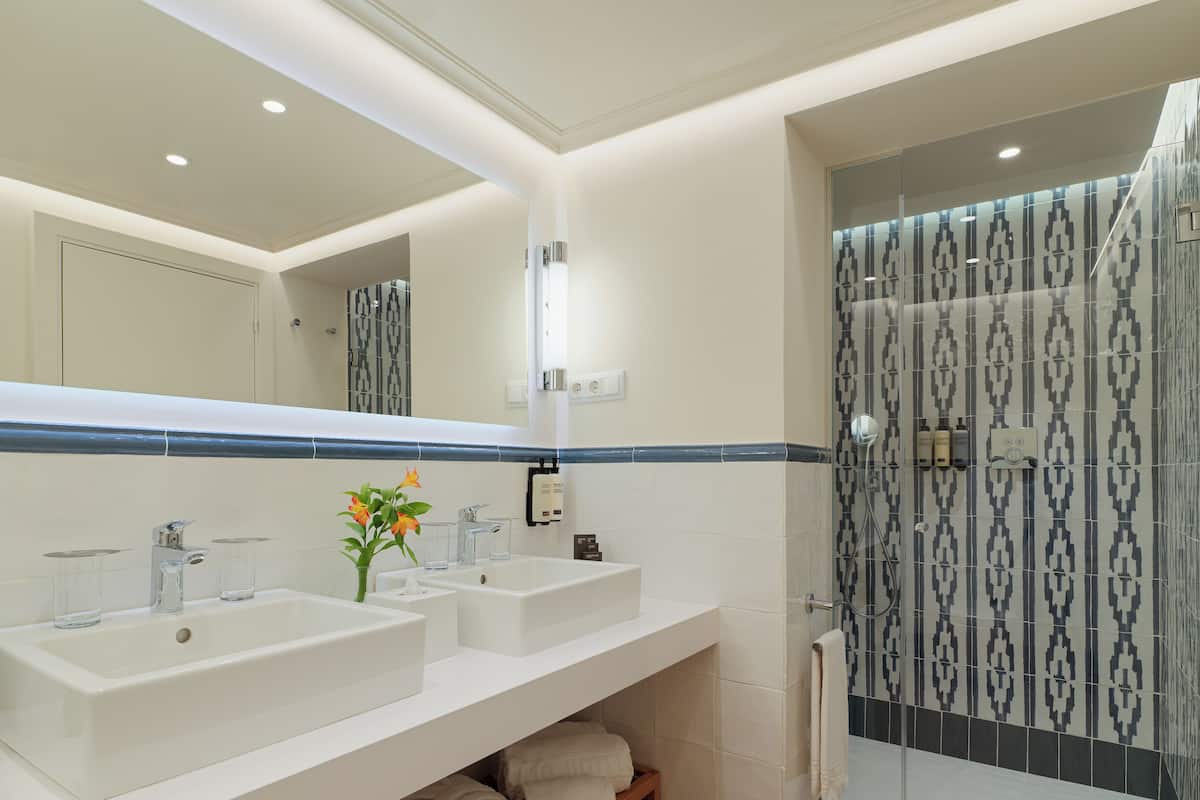 Designer-Toilettenartikel, Haartrockner, HandtĂŒcher