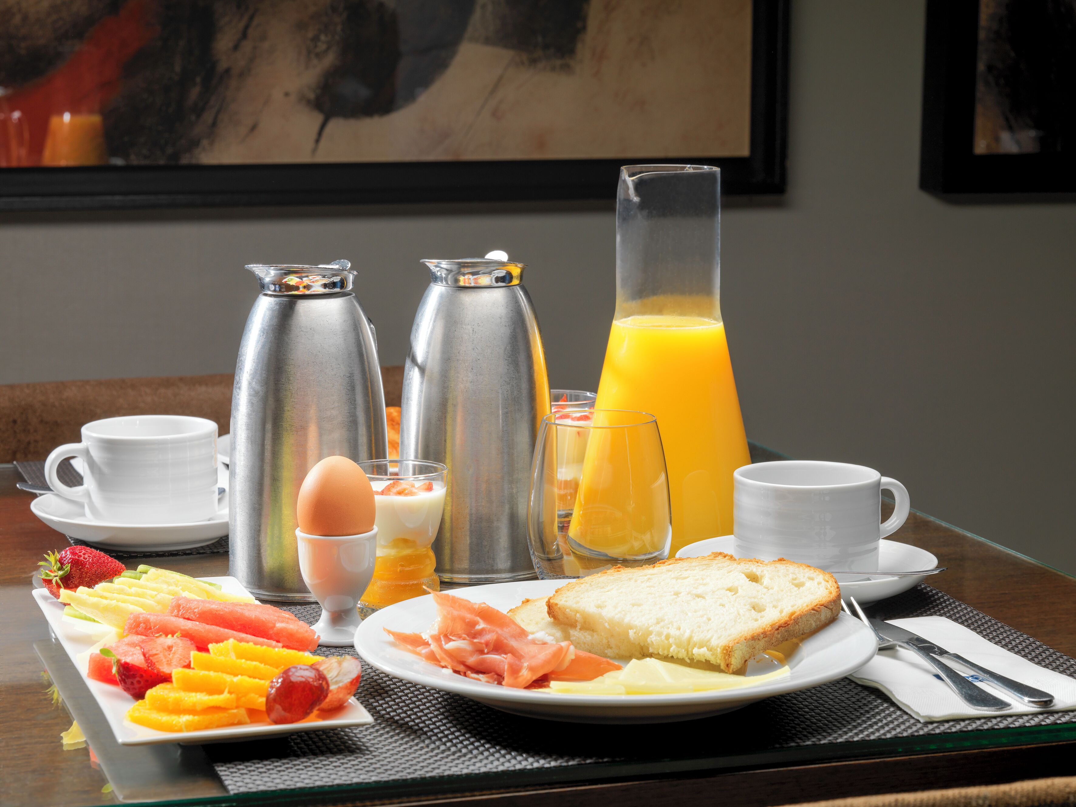 Frigobar, cofres nos quartos, escrivaninha, quartos à prova de som