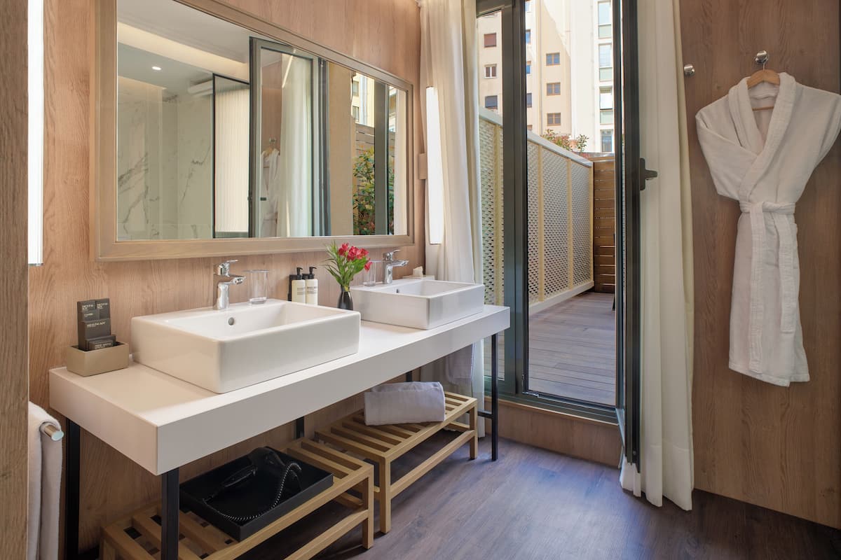 Classic-Zimmer, Terrasse (Single use) | 1 Schlafzimmer, Minibar, Zimmersafe, Schreibtisch