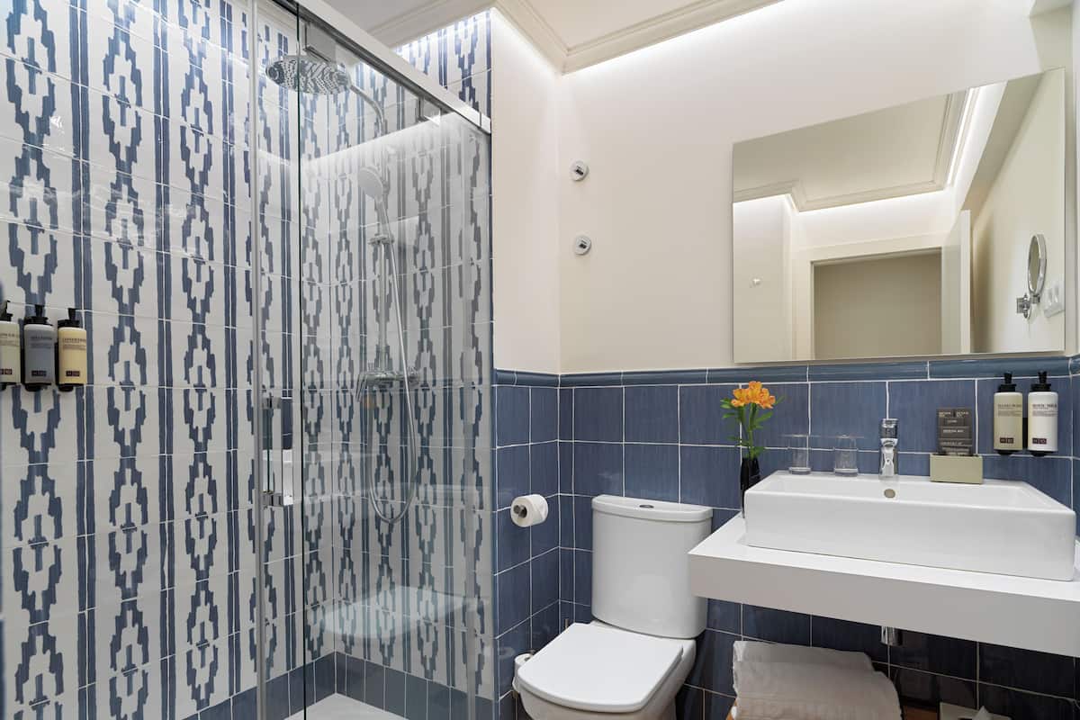 Designer-Toilettenartikel, Haartrockner, HandtĂŒcher