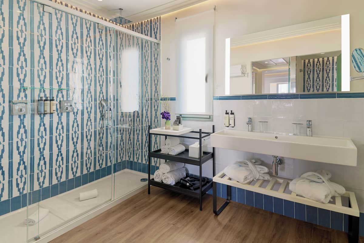 Designer-Toilettenartikel, Haartrockner, HandtĂŒcher