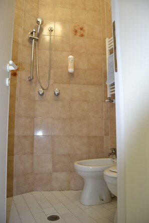 Economy Double Room, 1 Double Bed | Bathroom