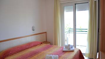 Kamer, 1 twee- of 2 eenpersoonsbedden | Een kluis op de kamer, een bureau, een strijkplank/strijkijzer