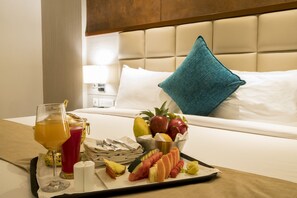 Suite ejecutiva, 1 habitación | Minibar, escritorio, tabla de planchar con plancha y cunas gratuitas