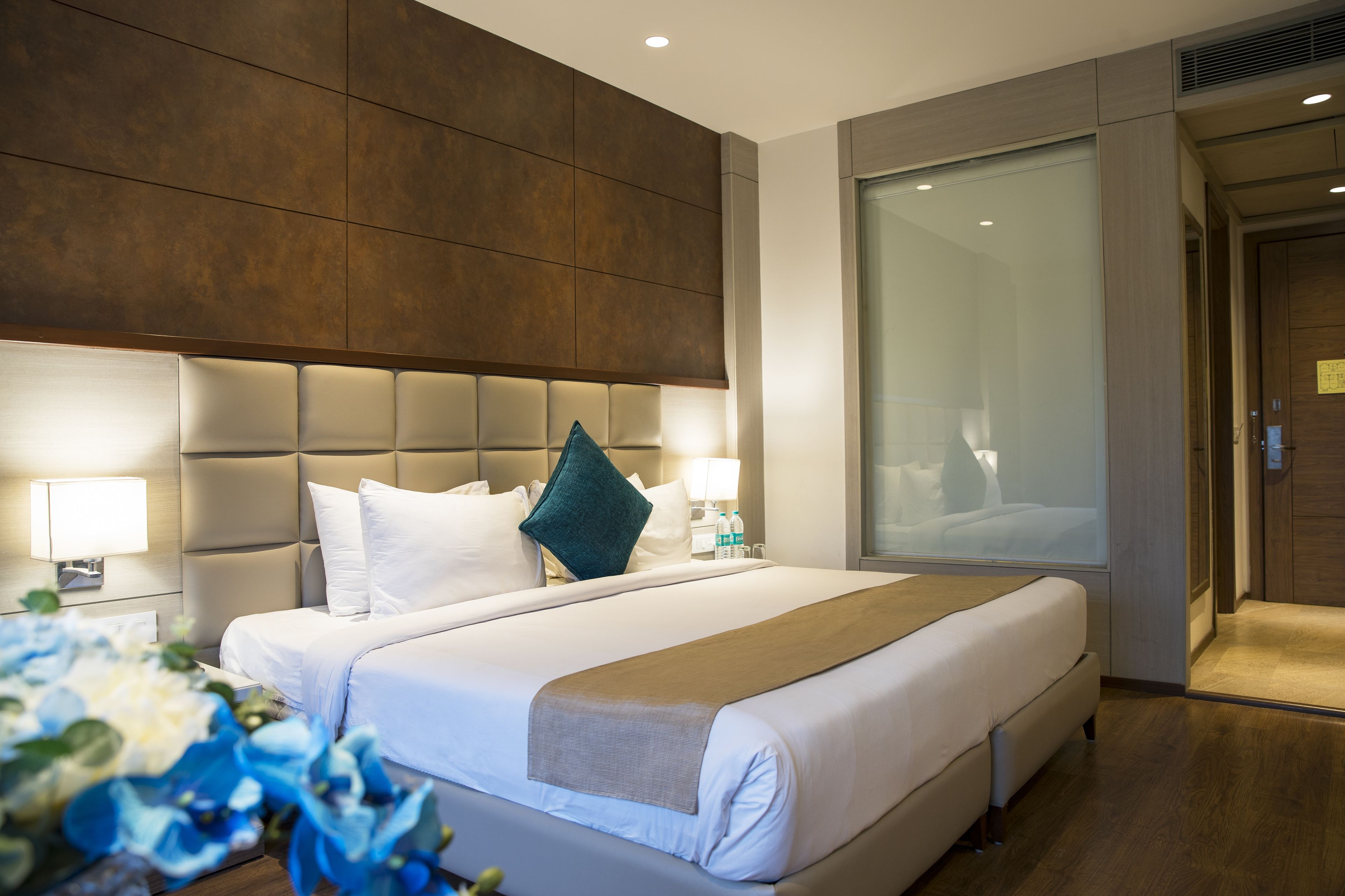 Executive Suite, 1 Bedroom | Minibar, desk, iron/ironing board, free cribs/infant beds