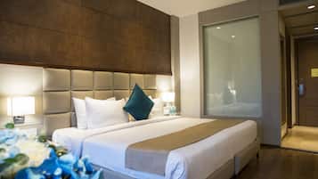 Executive Suite, 1 Bedroom | Minibar, desk, iron/ironing board, free cribs/infant beds