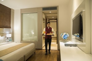 Minibar, desk, iron/ironing board, free cots/infant beds - Tivoli Garden Resort Hotel (New Delhi)