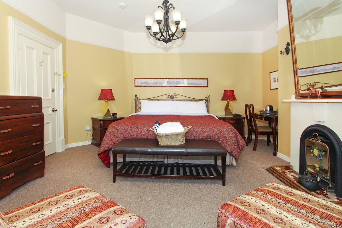 Standard Room, 1 King Bed