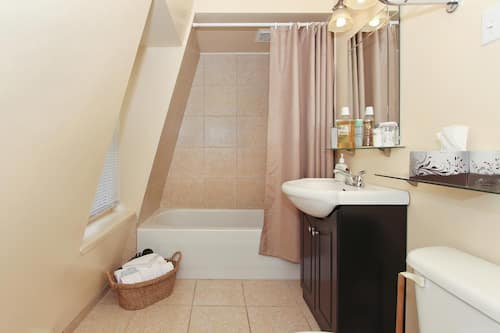 Baignoire profonde, articles de toilette (gratuits), séchoir à cheveux