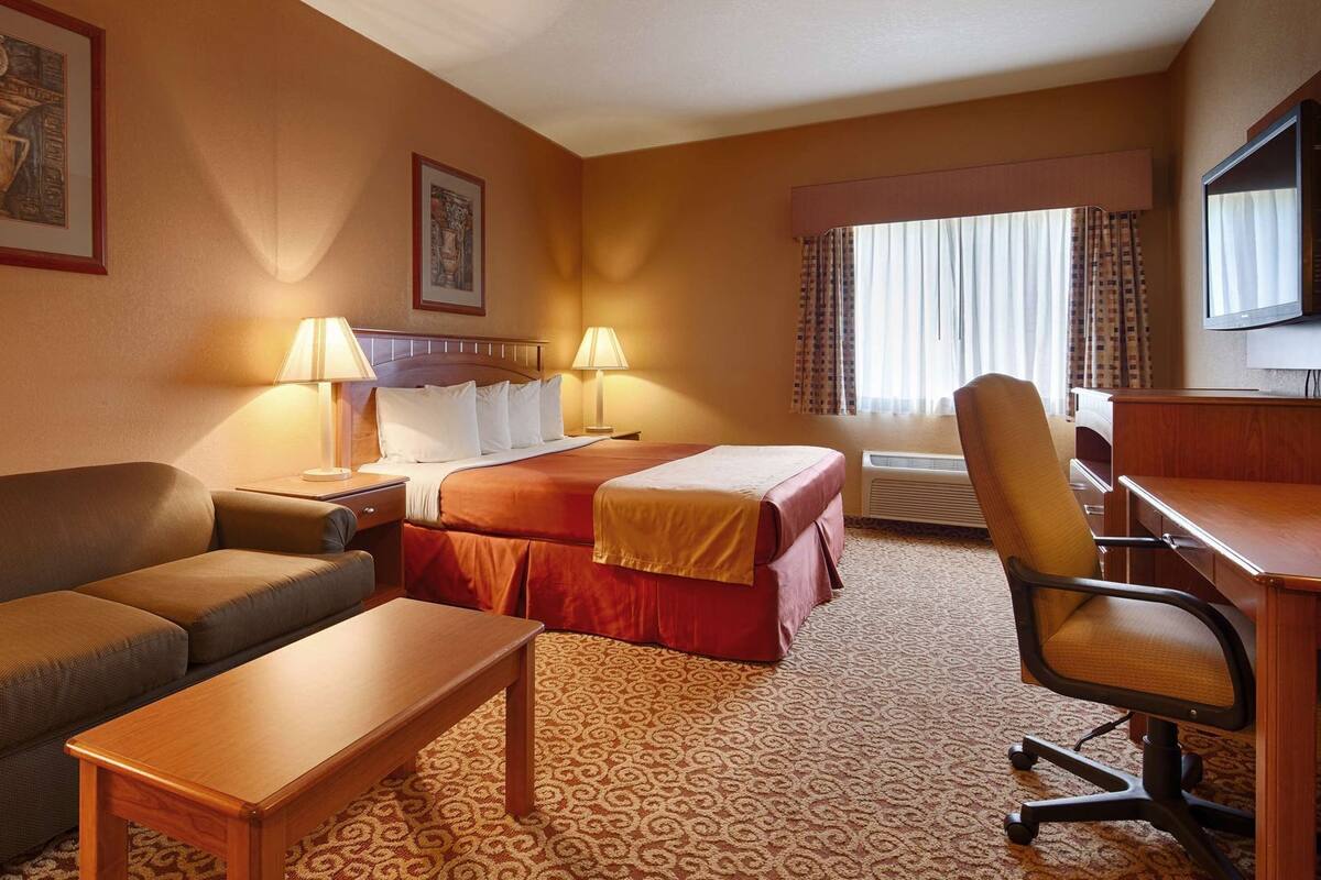 خزنة داخل الغرفة ومكواة/لوح كي وأسرّة أطفال/رضّع (مجانًا)