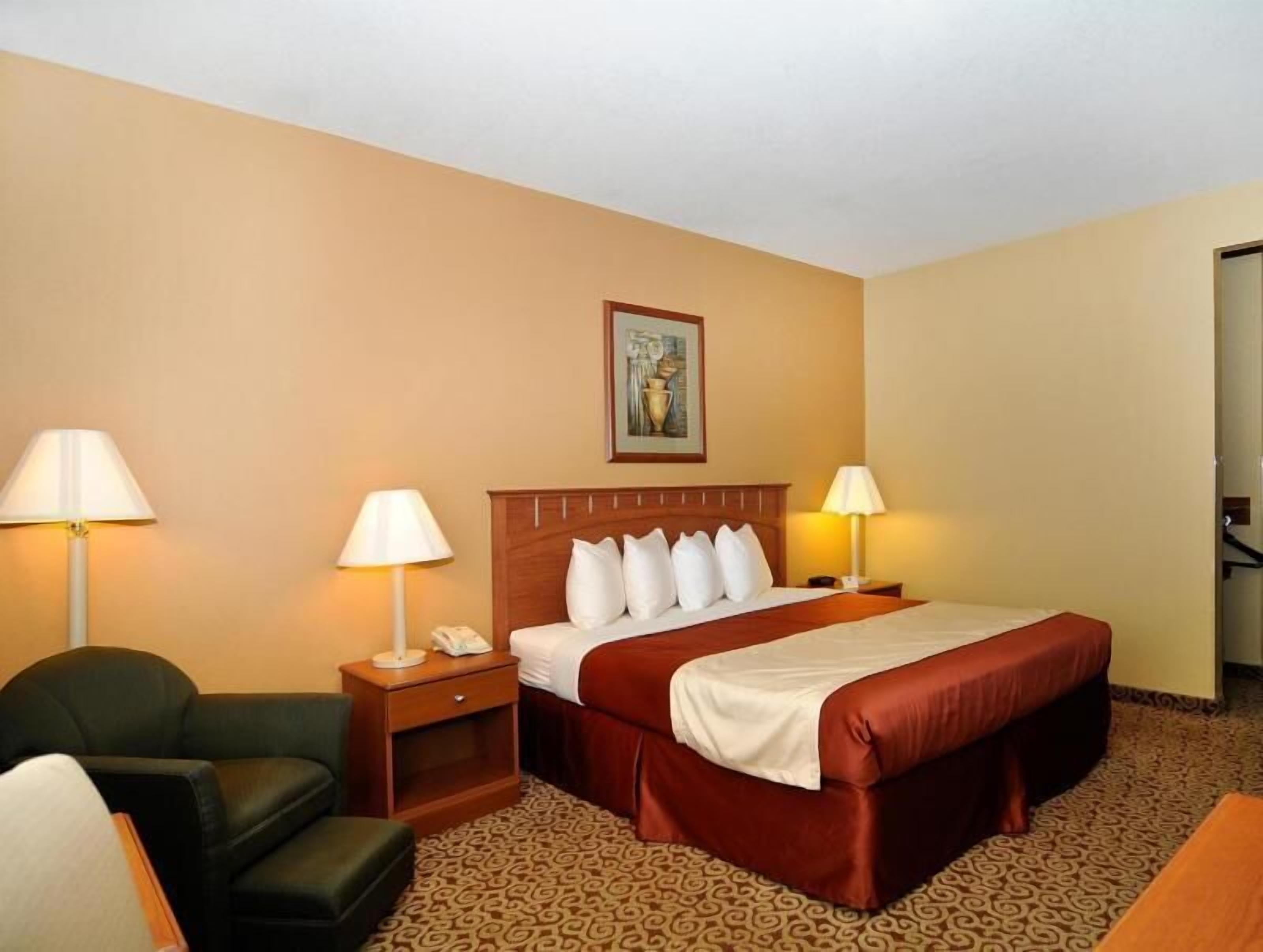 خزنة داخل الغرفة ومكواة/لوح كي وأسرّة أطفال/رضّع (مجانًا)