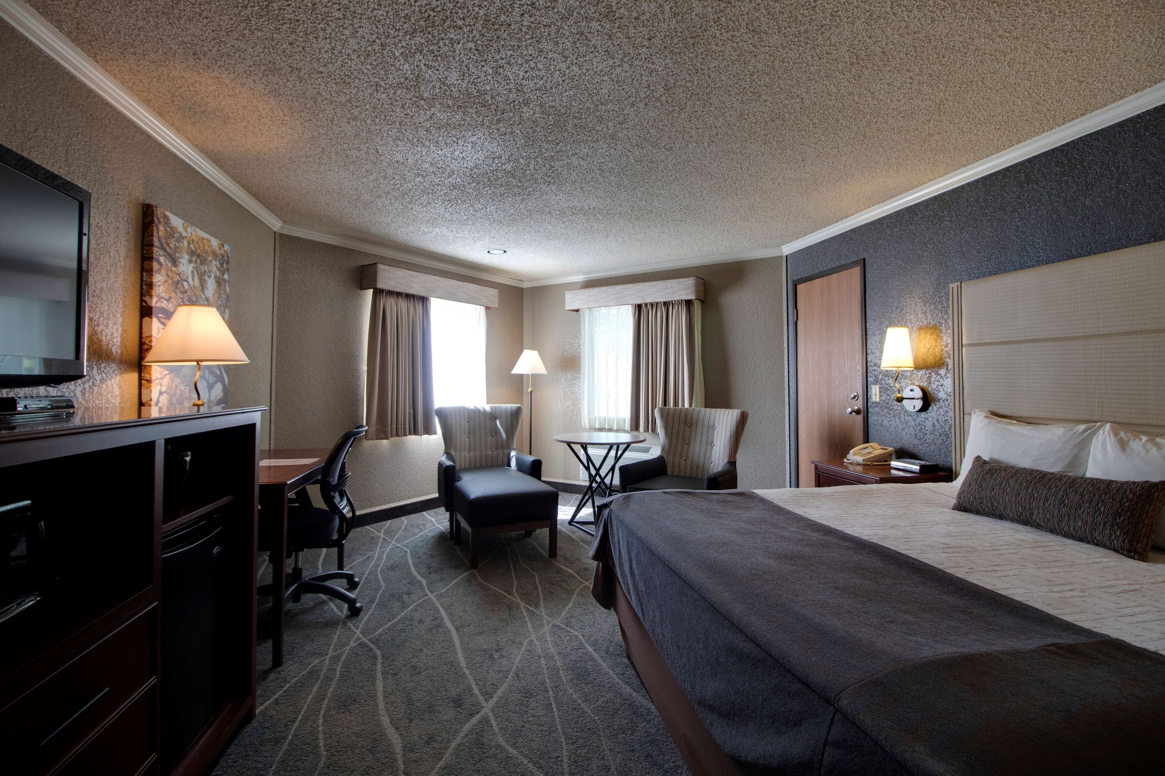 standard room, 1 king bed, non smoking | in-room safe, desk, iron/ironing board, free cots/infant beds