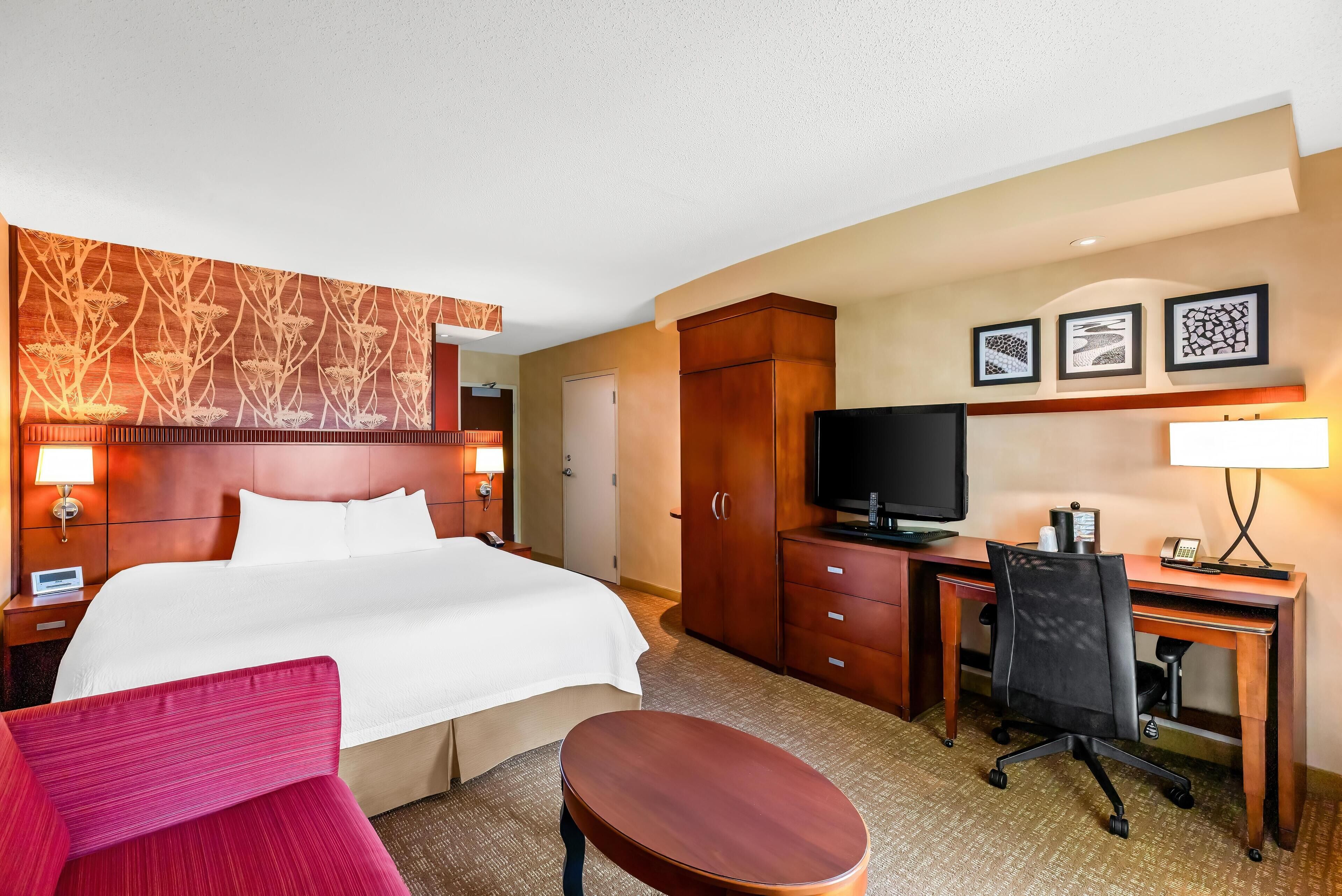 Hochwertige Bettwaren, Schreibtisch, laptopgeeigneter Arbeitsplatz