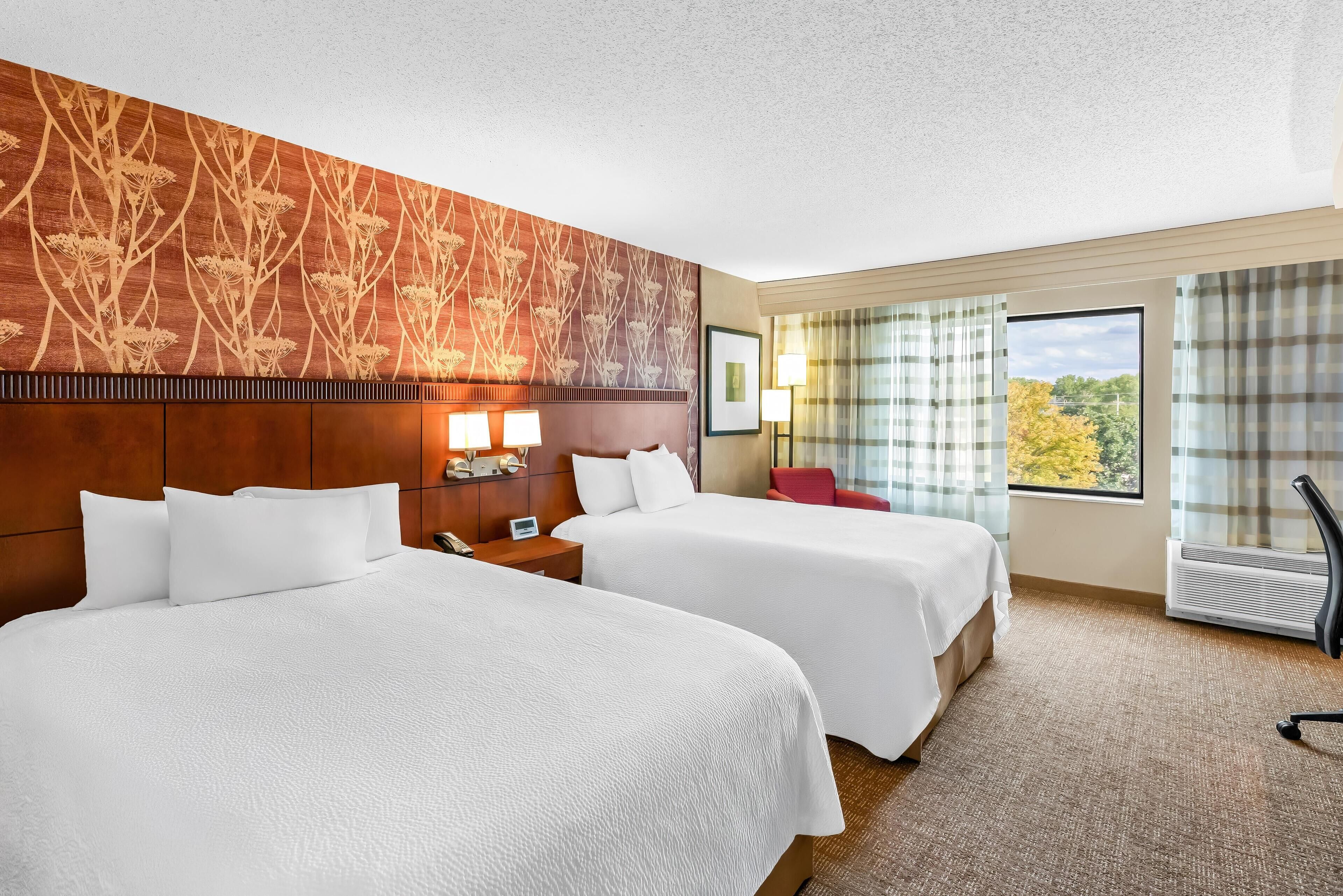 Hochwertige Bettwaren, Schreibtisch, laptopgeeigneter Arbeitsplatz