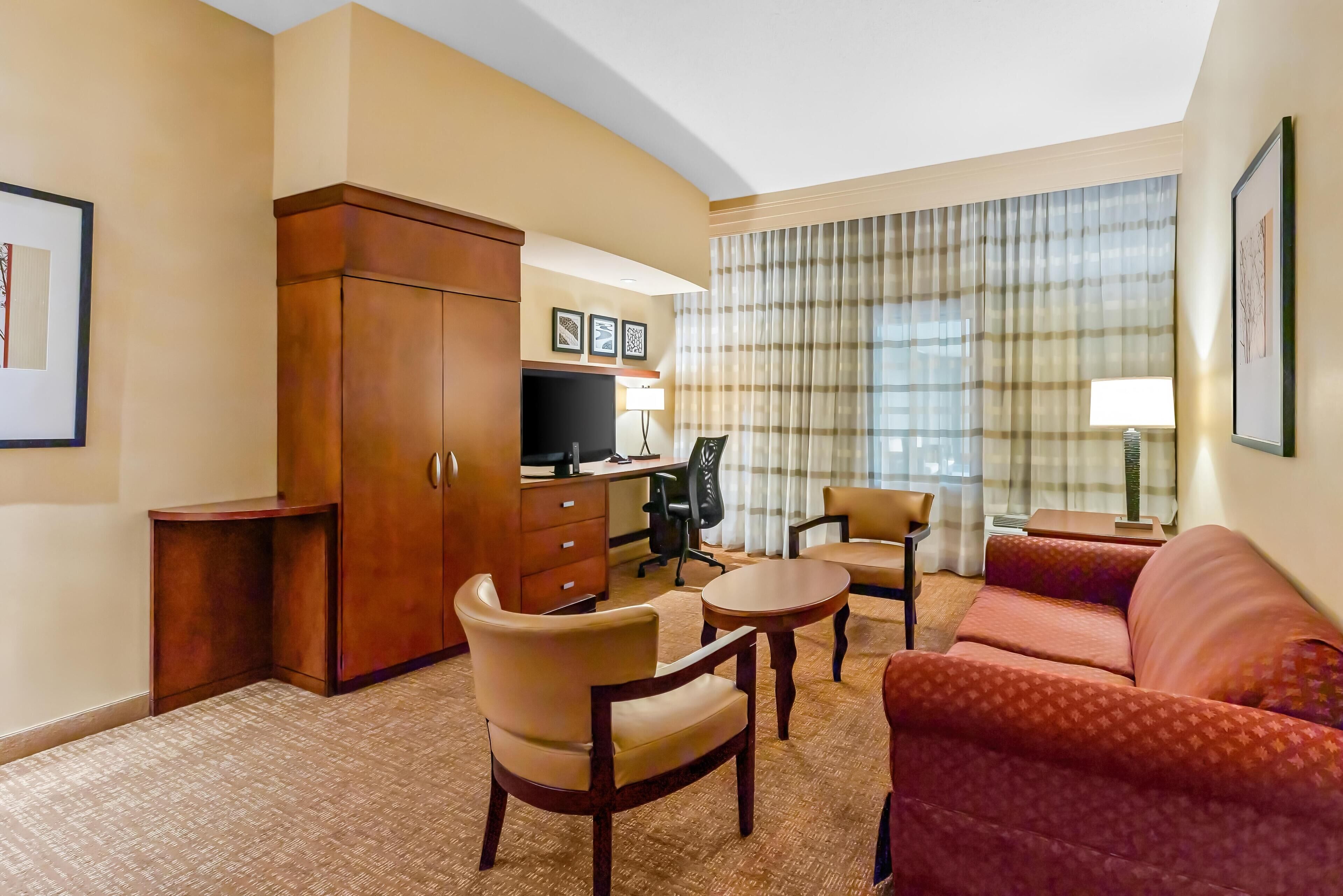 Hochwertige Bettwaren, Schreibtisch, laptopgeeigneter Arbeitsplatz