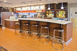 供应早餐和晚餐，美洲菜