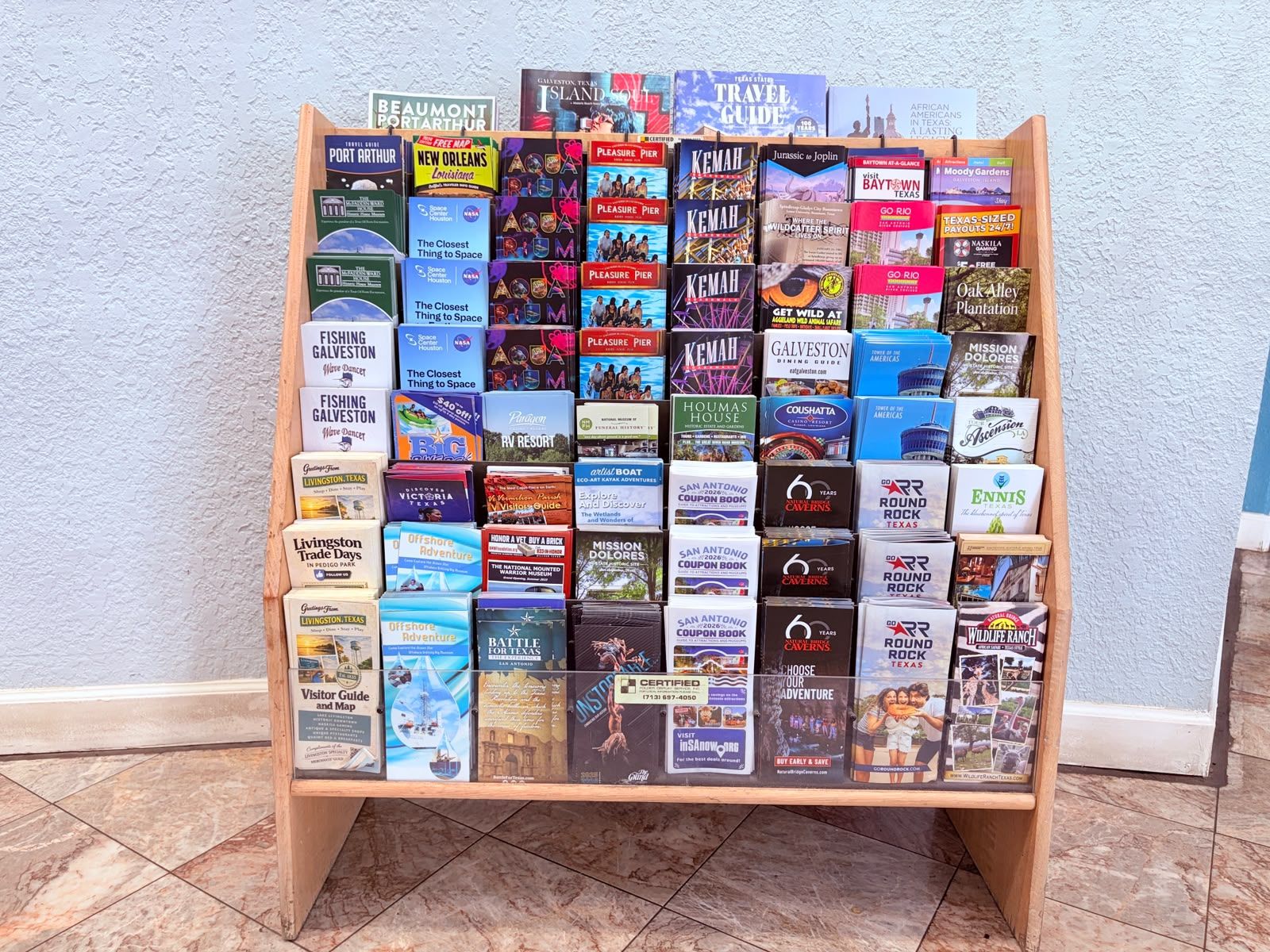 Ein Holzpräsentiertisch mit verschiedenen Reiseführern und Büchern.