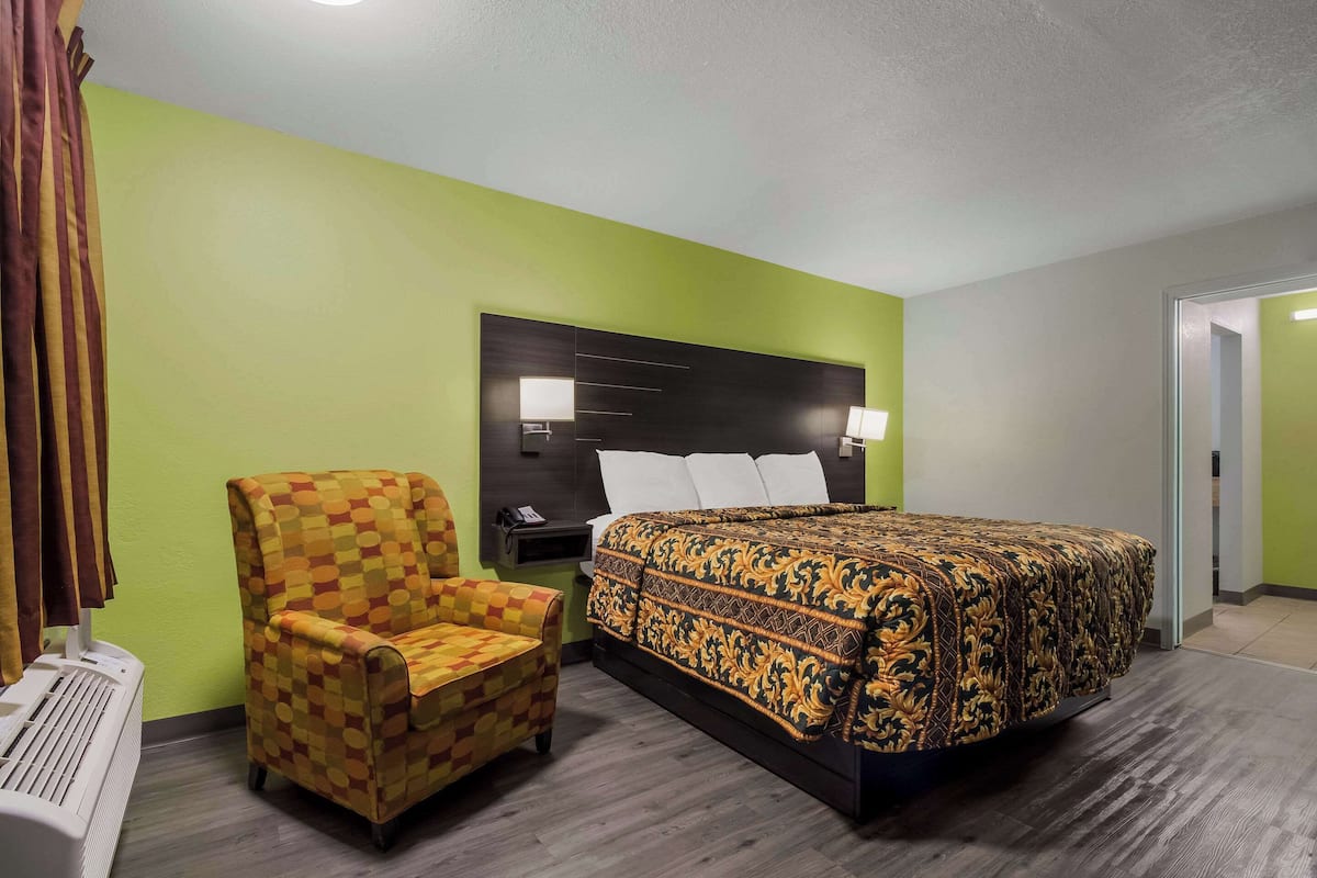 Individually furnished, desk, iron/ironing board, free WiFi