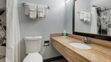 Combined shower/tub, free toiletries, hair dryer, towels
