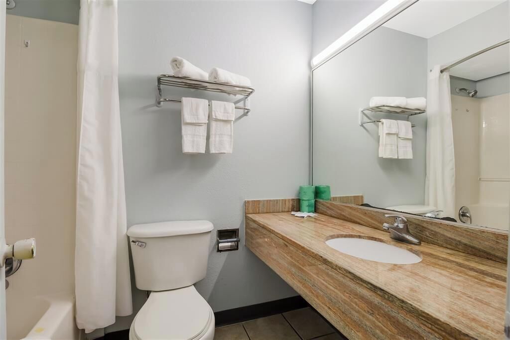 Combined shower/bathtub, free toiletries, hair dryer, towels