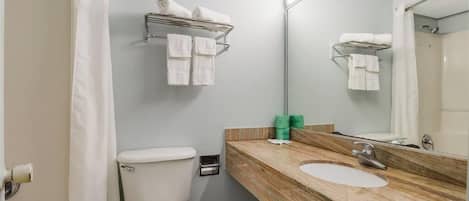 Suihkun ja ammeen yhdistelmä, ilmaiset hygieniatuotteet, hiustenkuivaaja