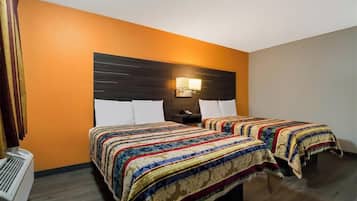 Muebles diferentes, escritorio y tabla de planchar con plancha