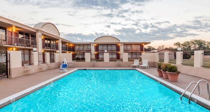 Days Inn by Wyndham Hillsboro TX