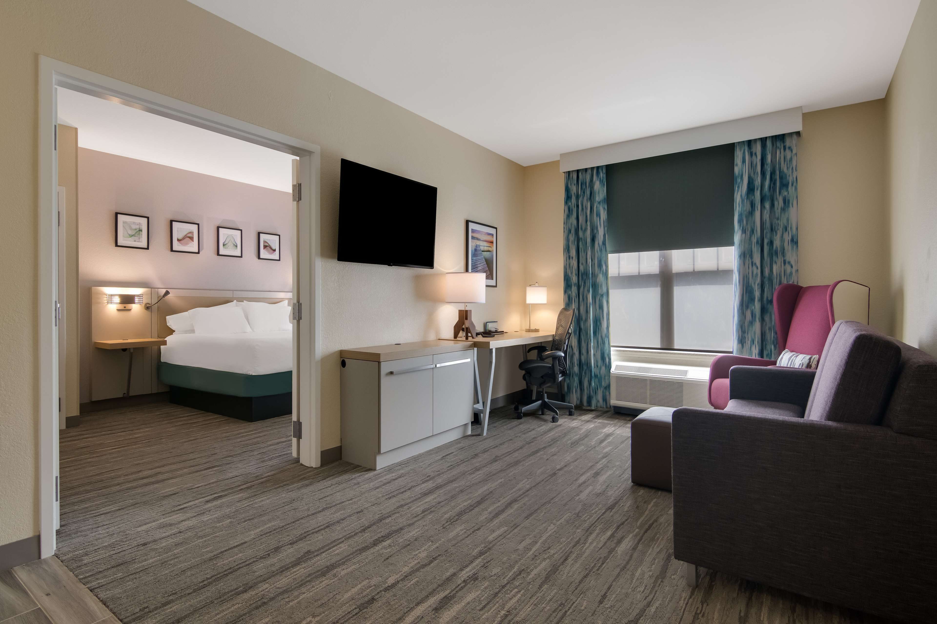 suite, 1 bedroom, jetted tub | living area | 40-inch flat-screen tv with cable channels, tv