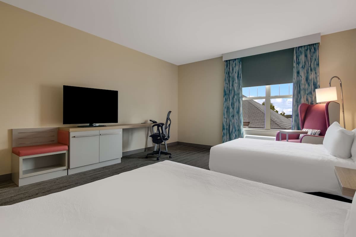 Chambre, 2 grands lits, accessible aux personnes à mobilité réduite, baignoire | 1 chambre, literie de qualité supérieure