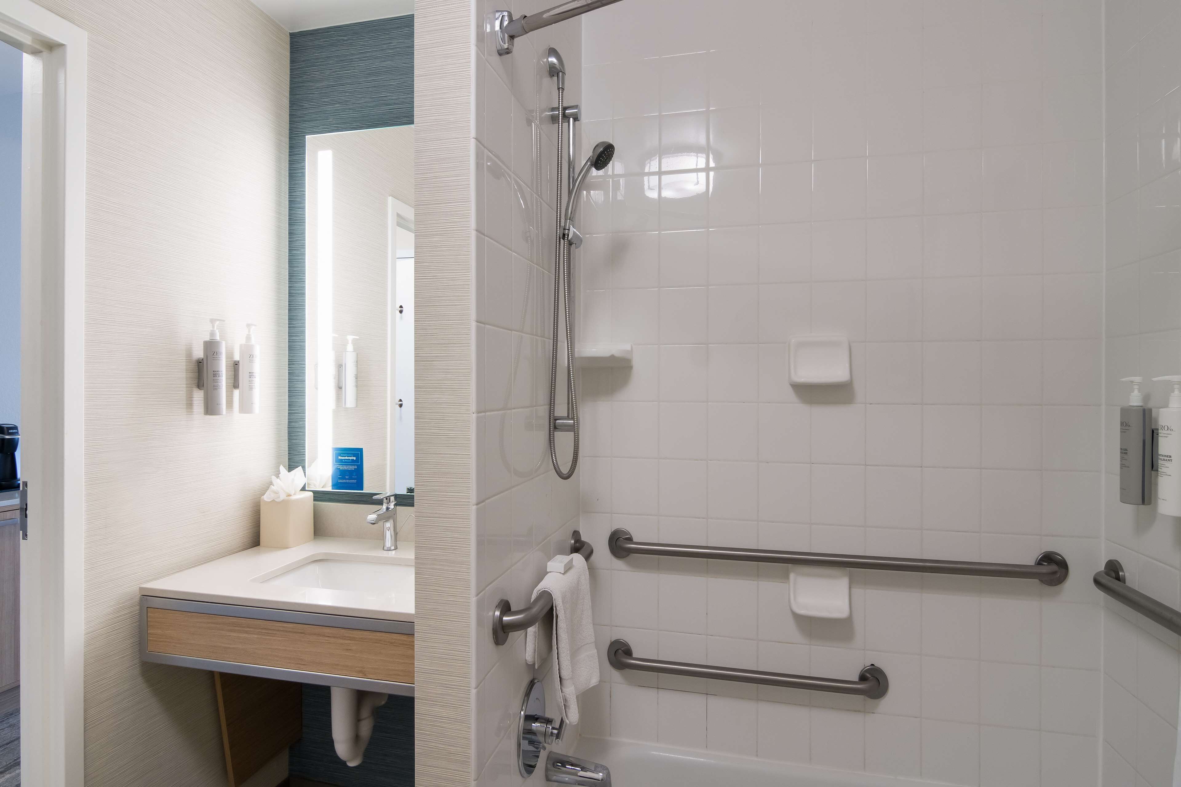 combined shower/bathtub, deep-soaking bathtub, hydromassage showerhead