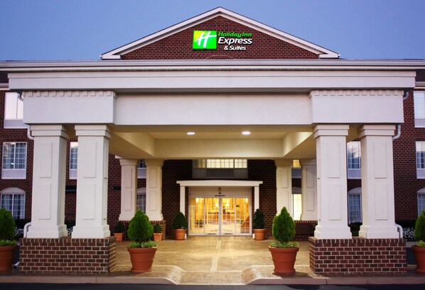 A Holiday Inn Express & Suites with a brick facade, white columns, and a large entrance. - Holiday Inn Express Hotel & Suites Warrenton by IHG (Warrenton)