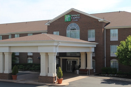 Holiday Inn Express Hotel & Suites Warrenton by IHG