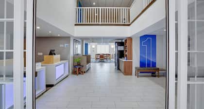 Holiday Inn Express Hotel & Suites Warrenton by IHG