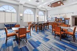 Free on-the-go breakfast  - Holiday Inn Express Hotel & Suites Warrenton by IHG (Warrenton)