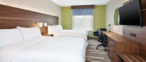 Quarto de hotel com duas camas, uma escrivaninha, uma cadeira, uma televisão e janela com persianas.