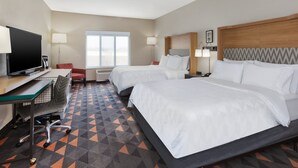 Une chambre d’hôtel avec deux lits, un bureau, une chaise et un téléviseur.
