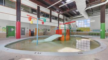 Una piscina cubierta