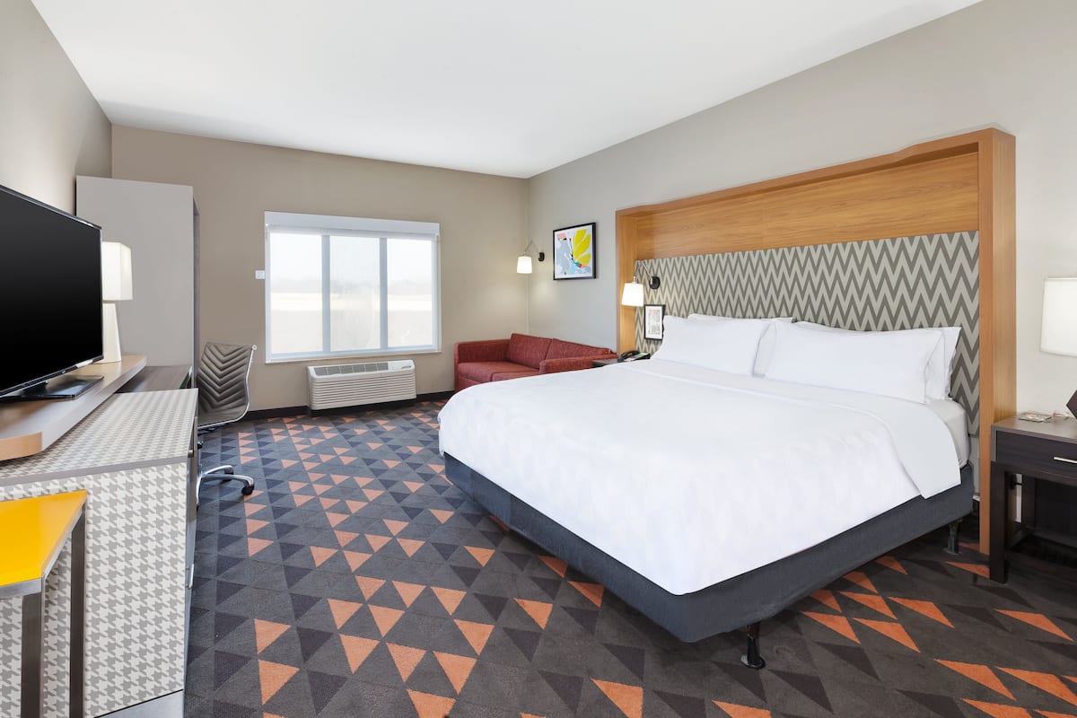Standard Room, 1 King Bed, Accessible Bathtub (Communications, Accessible Tub) | Desk, soundproofing, iron/ironing board, free cribs/infant beds