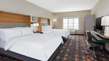 Habitación estándar, 2 camas Queen size (Communications, Accessible Tub) | Escritorio, insonorización y tabla de planchar con plancha