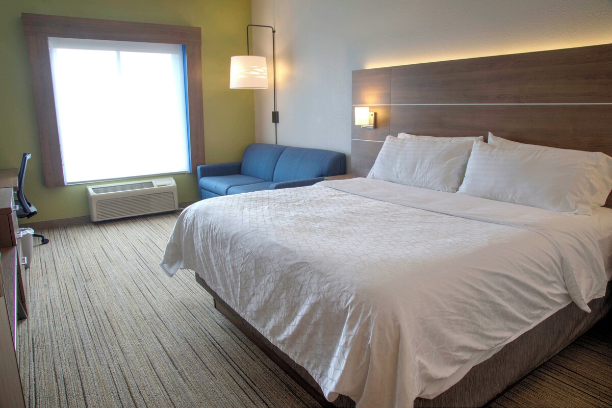 Kamer, 1 kingsize bed, toegankelijk voor mindervaliden, niet-roken (Hearing, Mobility Tub) | Een kluis op de kamer, een bureau, verduisterende gordijnen
