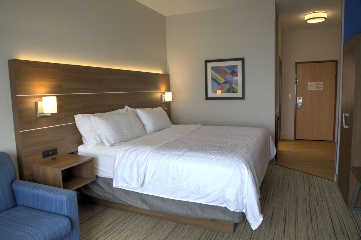 1 bedroom, in-room safe, desk, blackout drapes