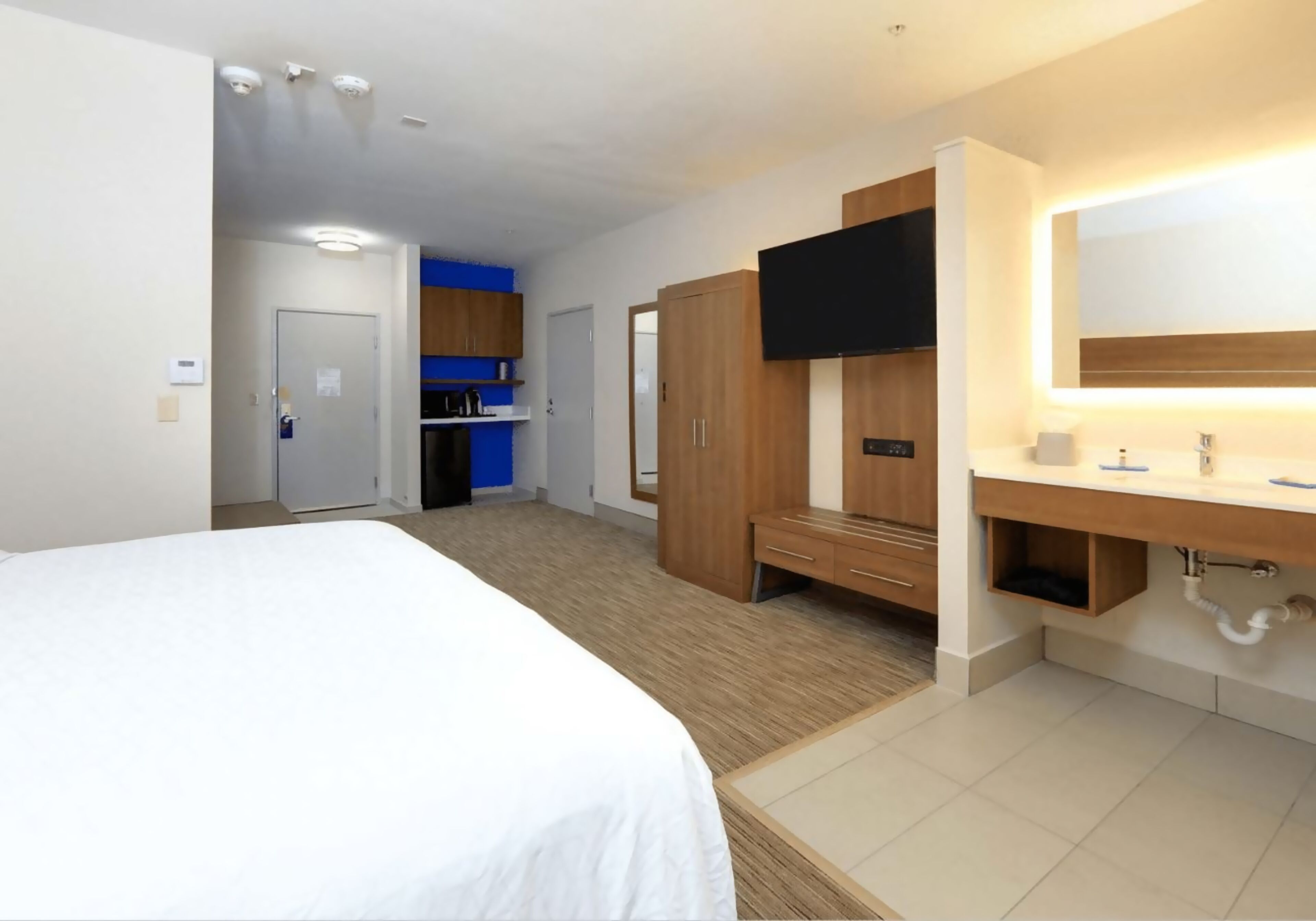 1 bedroom, premium bedding, desk, blackout curtains